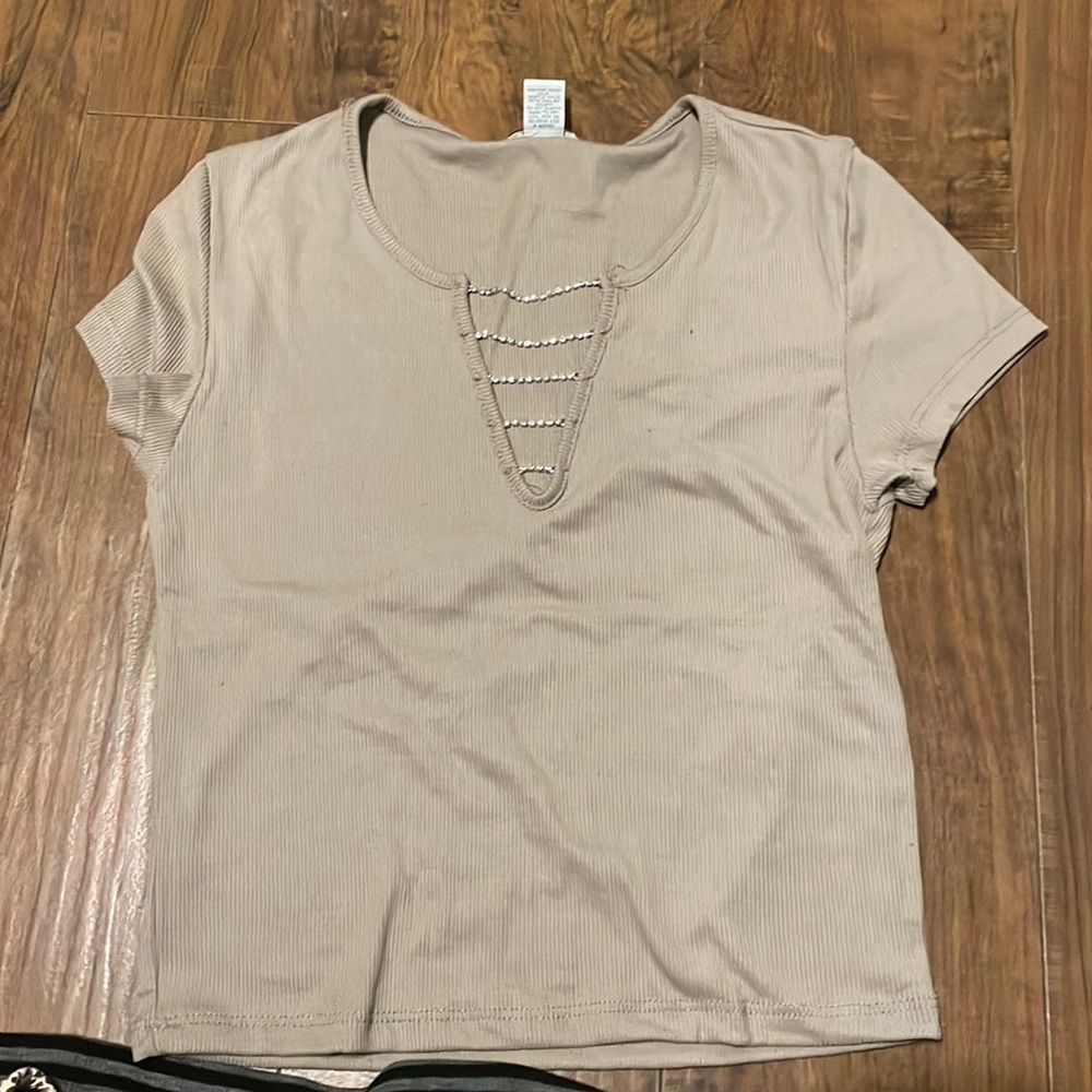 stretchy bling attached shirt